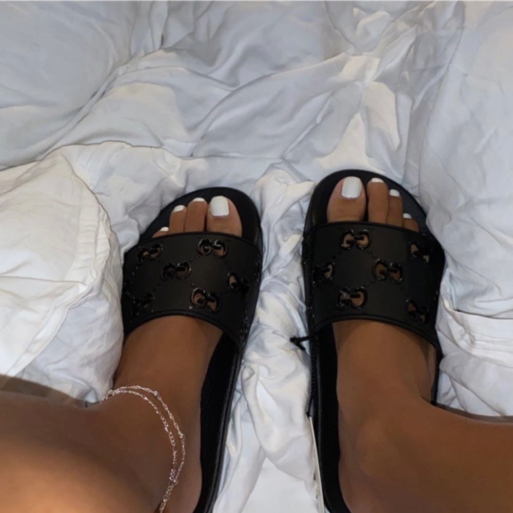 Gucci Slides, black  10/10 condition. Comes with box and everything, tags